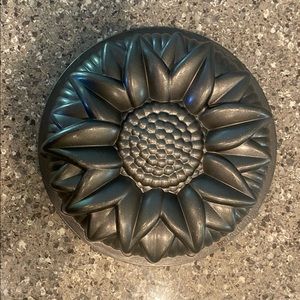 Nordic Ware, 10 cup capacity, ‘Sunflower’ Bundt Pan